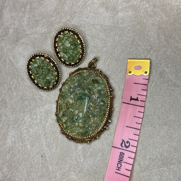 Vintage gold tone & crushed aventurine quartz pendant & earrings set - Picture 3 of 4